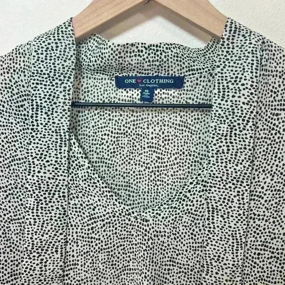 ONE ❤️ CLOTHING Los Angeles Blouse with sweet details • Size Small - Picture 3 of 10
